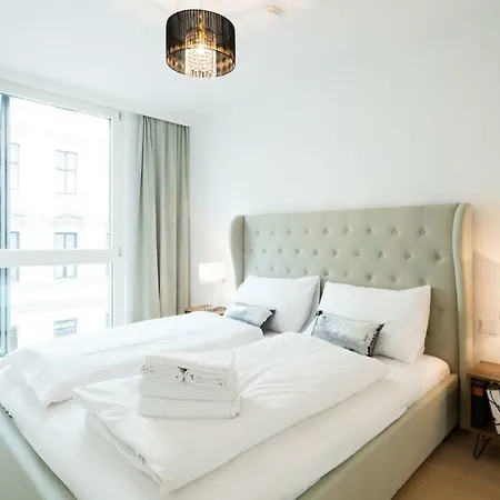 | Spacious Serviced In Directly At The U4 *