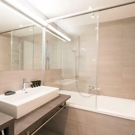| Spacious Serviced In Directly At The U4 Apartment *