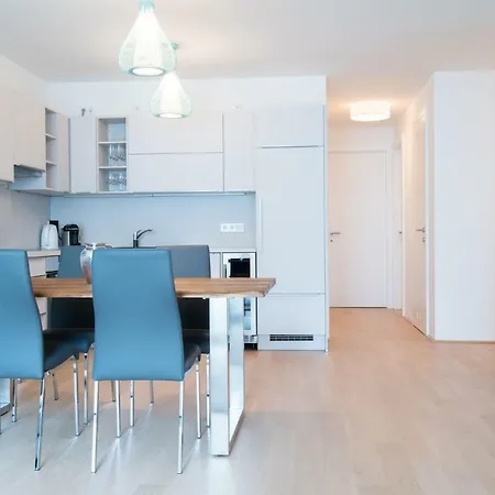 | Spacious Serviced In Directly At The U4 Apartment *