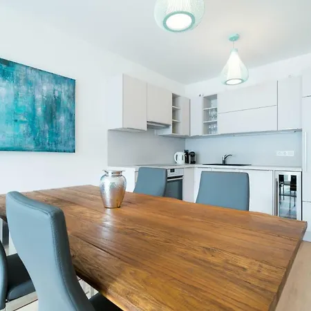 | Spacious Serviced In Directly At The U4 Vienna