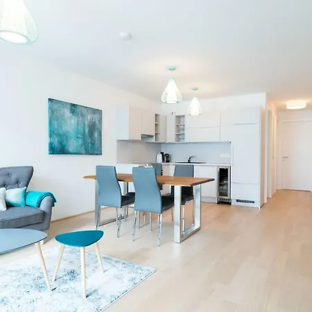 | Spacious Serviced In Directly At The U4 Apartment *