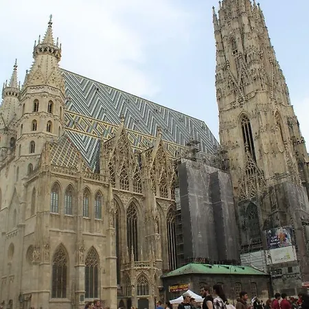 With Unique 40m2 Garden & Self Check In Vienna