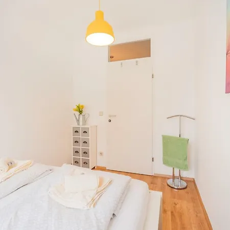 10 Min. Downtown - 2 Bedrooms - Parking *