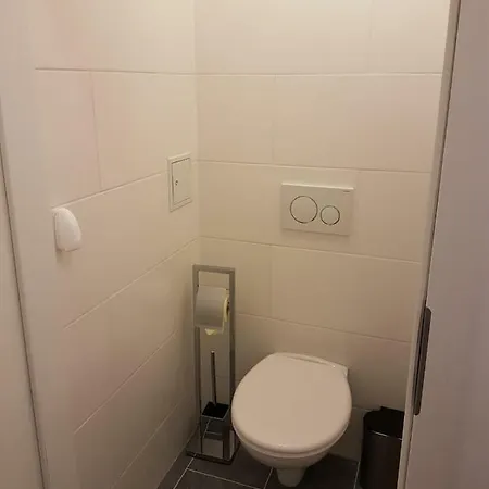 Excellent 2 Bed 12 Mins From Center Apartment *