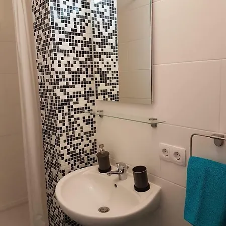 Excellent 2 Bed 12 Mins From Center Apartment