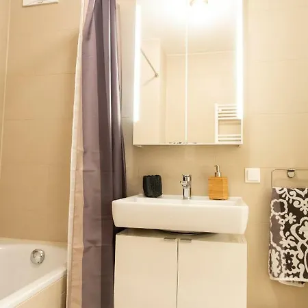 Cozy & Cool * 5 Min To City Center Apartment