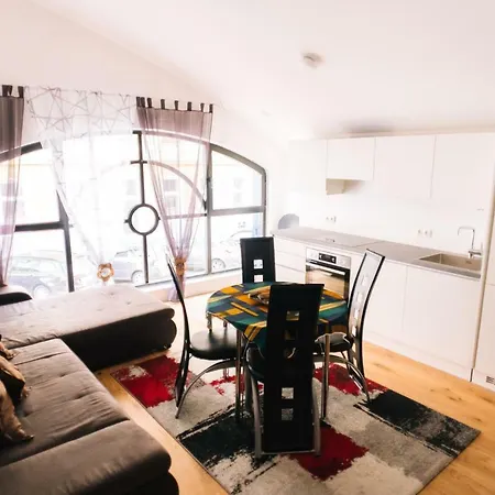 Apartment In Hundertwasser Village *