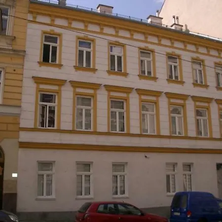 Freundliches Mit Innenhof-garten Apartment *