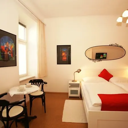 Freundliches Mit Innenhof-garten Appartement *