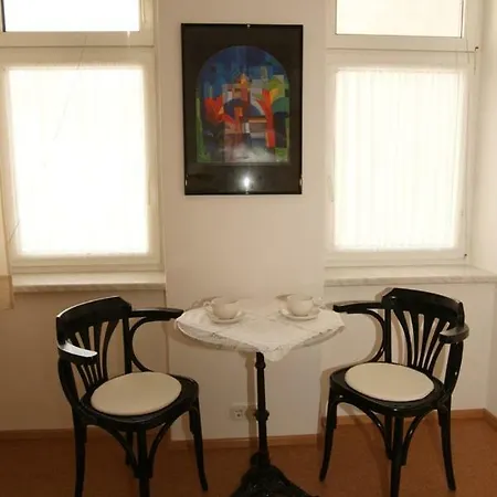 Freundliches Mit Innenhof-garten Apartment