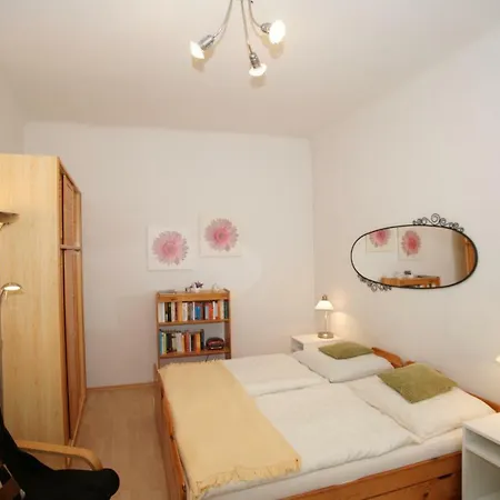 Freundliches Mit Innenhof-garten Apartment *