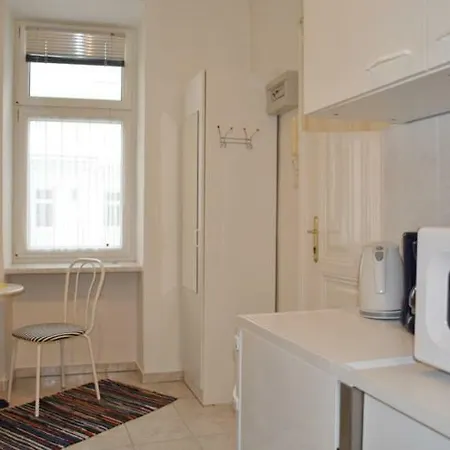 Freundliches Mit Innenhof-garten Appartement Vienne