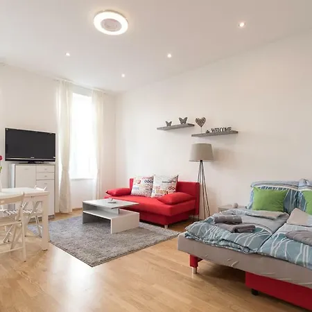 Bright Red Heart In Leopoldstadt Βιέννη