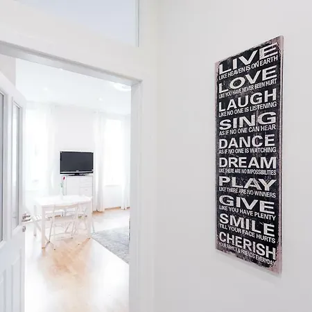 Apartment Bright Red Heart In Leopoldstadt *