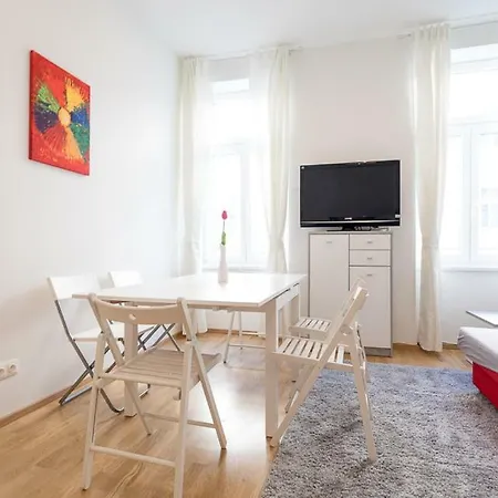 Apartment Bright Red Heart In Leopoldstadt