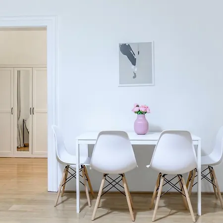 Beautiful Inner City Apartment *