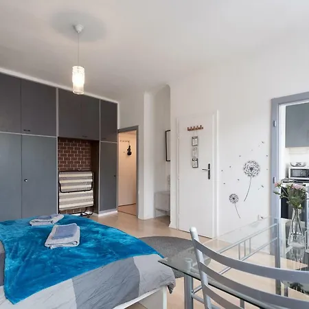 Cute Red Star Center Apartment