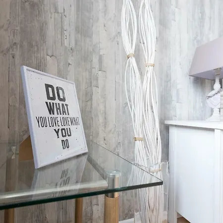Cute Red Star Center Apartment *
