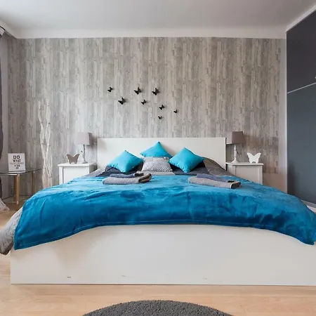 Cute Red Star Center Apartment