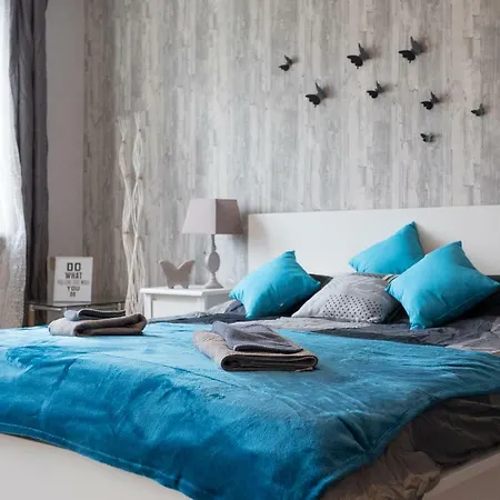 Cute Red Star Center Apartment