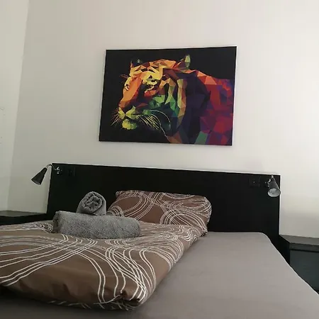 Apartment, Modern Und Neu Renoviert *