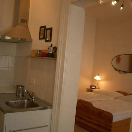 Freundliches Mit Innenhof-garten Apartment *
