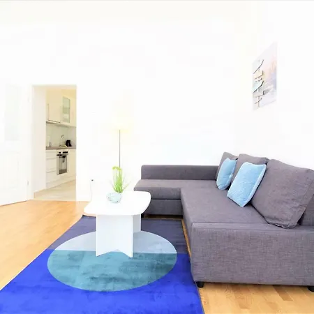 Marine: Newly Renovated 2nd District Apartment