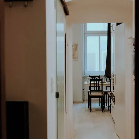 Modern & Beautiful Near Park *