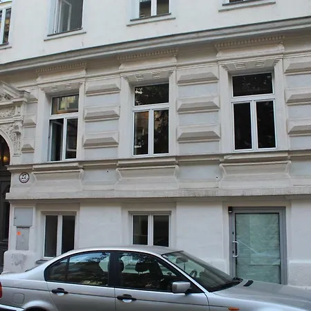 With Unique 40m2 Garden & Self Check In * Vienna