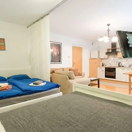Relaxing Terrace In Lively Area Apartment *