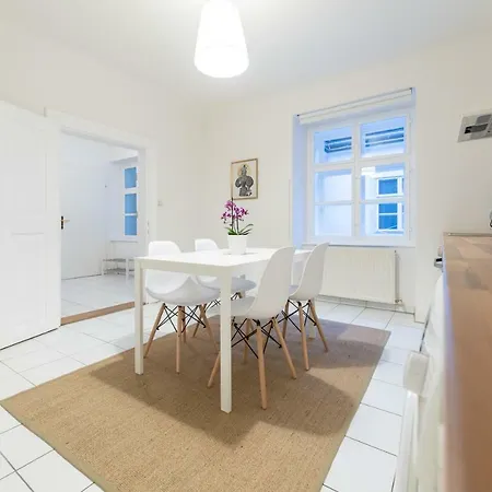 Beautiful City At Famous Ballgasse Appartement