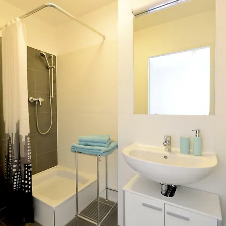 Nice 2 Bedrooms At The Subway 10 Min To Center Apartment
