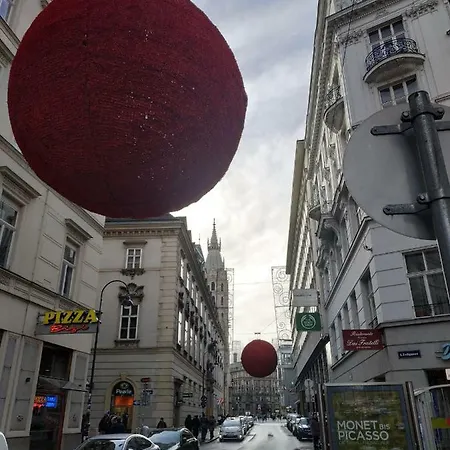With Unique 40m2 Garden & Self Check In Vienna