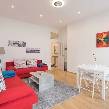 Bright Red Heart In Leopoldstadt Apartment Wien