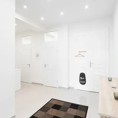 Bright Red Heart In Leopoldstadt Apartment Wien