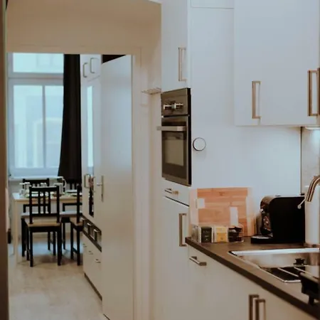 Modern & Beautiful Near Park