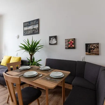 Sunny Renovated Close To Downtown *