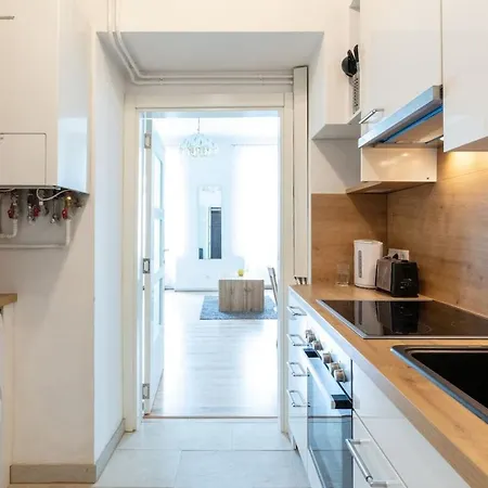 Sunny Renovated Close To Downtown Vienna