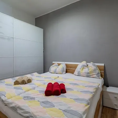 Sunny Renovated Close To Downtown *