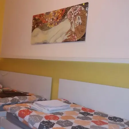 Apartment Geräumige Zentrumsnahe Altbauwohnung *