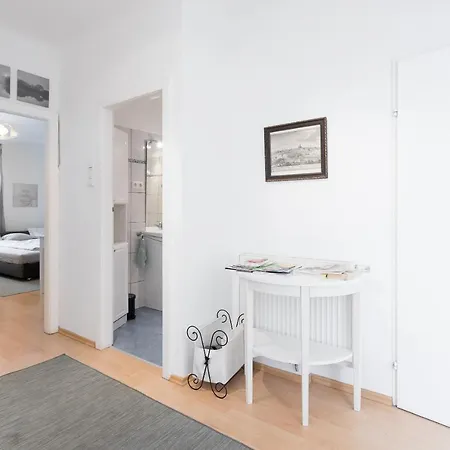 Gorgeous Hideout | Center