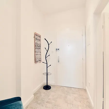 Brand New Very Central - Studio