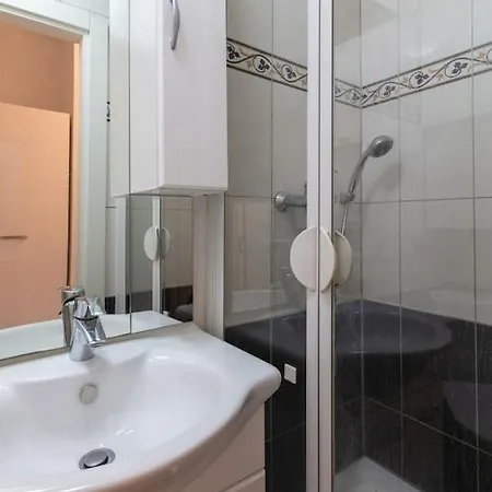 Sunny Renovated Close To Downtown
