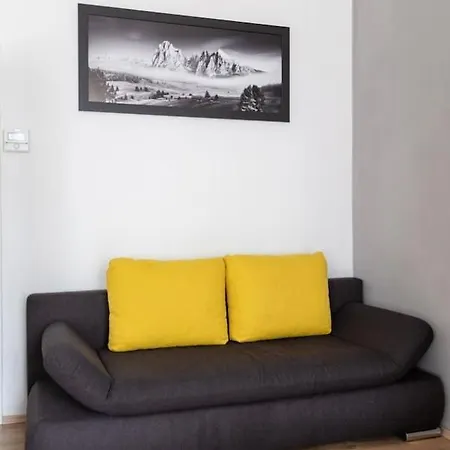 Sunny Renovated Close To Downtown Apartment