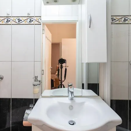 Sunny Renovated Close To Downtown