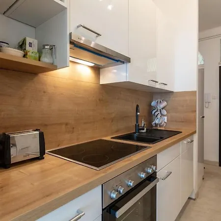 Sunny Renovated Close To Downtown