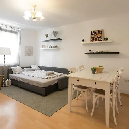 Gorgeous Hideout | Center *