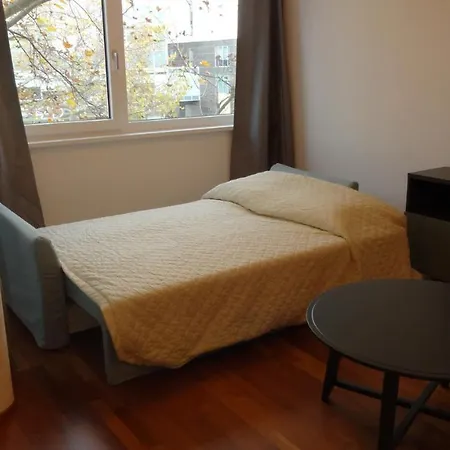 Apartment United Nations 4 *