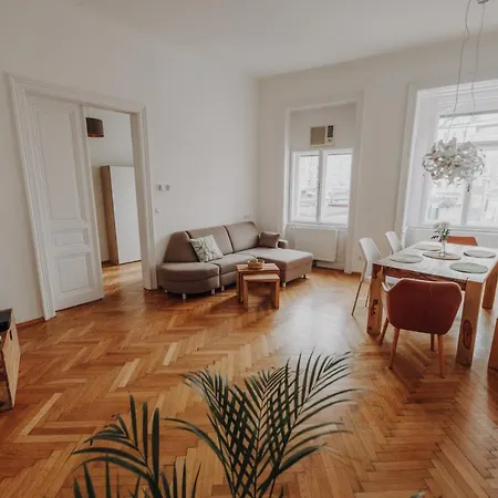 Karmelita Apartment *