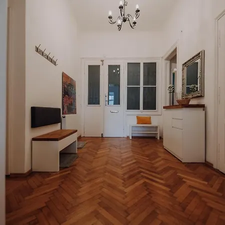 Karmelita Apartment *